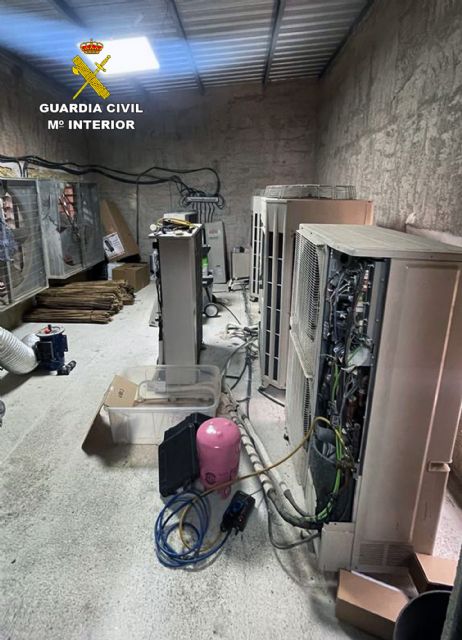 Desmantelan dos búnkers con más de 2.000 plantas y 30 kilos de cogollos de marihuana bajo dos invernaderos de plantas ornamentales - 2, Foto 2