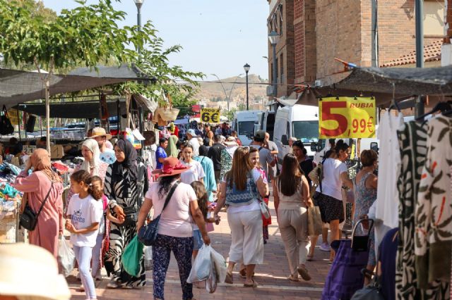 El Gobierno de Lorca refuerza el control sobre la venta ambulante y mejora las condiciones del mercado semanal con la adquisición de nuevas carpas - 1, Foto 1