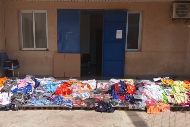 Policía Local de Cartagena decomisa un total de 417 prendas de vestir relacionadas con un presunto delito contra la propiedad industrial - 1, Foto 1