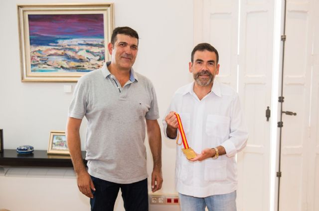 El cartagenero Carlos Bustamante muestra orgulloso al alcalde su medalla de campeón de España de tiro larga distancia - 1, Foto 1