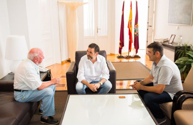 El cartagenero Carlos Bustamante muestra orgulloso al alcalde su medalla de campeón de España de tiro larga distancia - 2, Foto 2