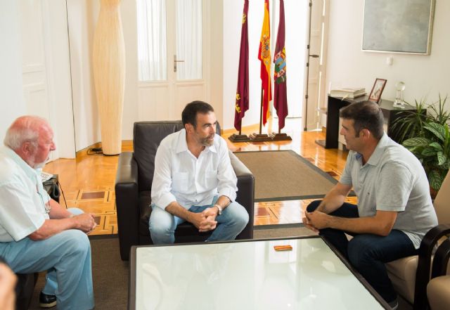 El cartagenero Carlos Bustamante muestra orgulloso al alcalde su medalla de campeón de España de tiro larga distancia - 3, Foto 3