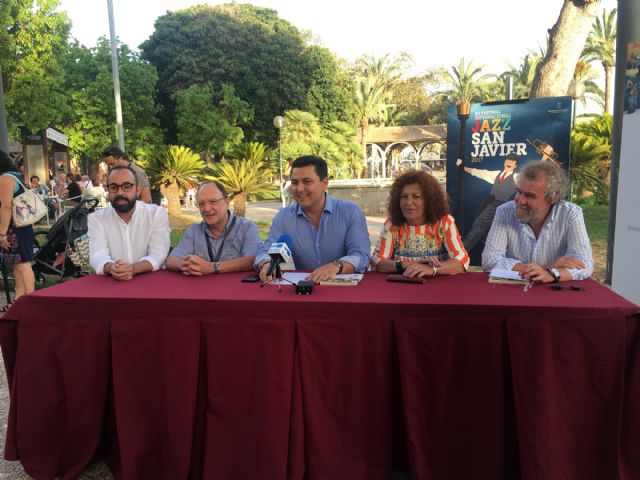 Dos profesores de Arte estudian los carteles del Festival de Jazz de San Javier en el libro Músicas en un cartel. Imagen del Festival de Jazz de San Javier - 1, Foto 1