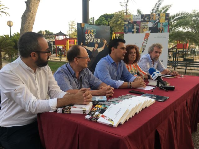 Dos profesores de Arte estudian los carteles del Festival de Jazz de San Javier en el libro Músicas en un cartel. Imagen del Festival de Jazz de San Javier - 2, Foto 2