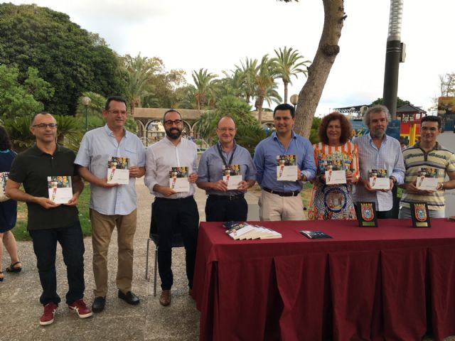 Dos profesores de Arte estudian los carteles del Festival de Jazz de San Javier en el libro Músicas en un cartel. Imagen del Festival de Jazz de San Javier - 3, Foto 3