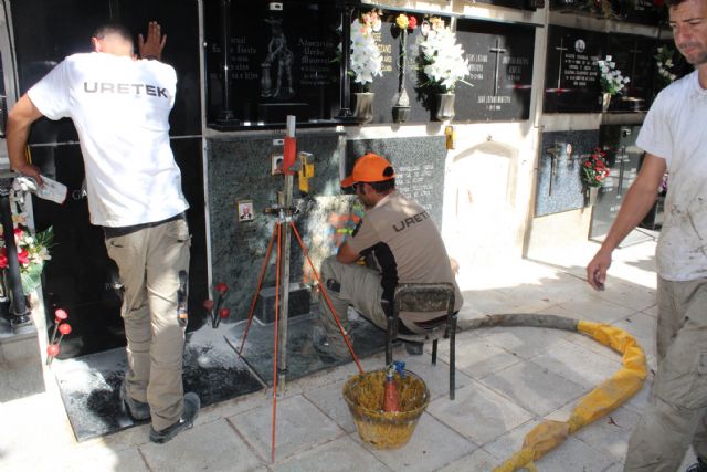 Se consolida el terreno del recinto 14 del Cementerio a través de inyección de resina - 3, Foto 3