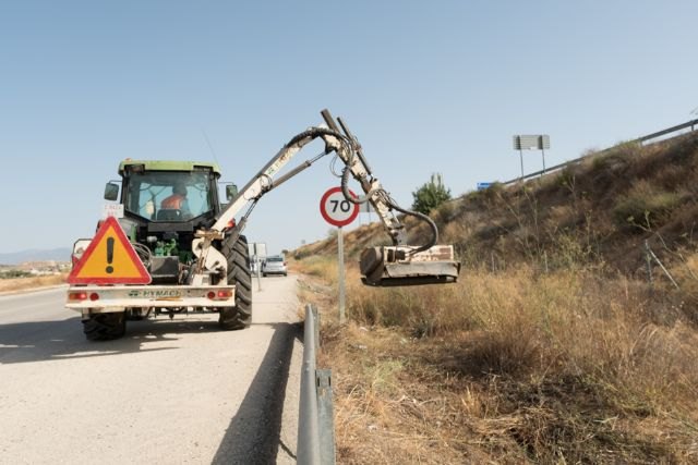 Realizan una campaña de limpieza en márgenes y cunetas en 1.700 kilómetros de la red regional de carreteras, Foto 1