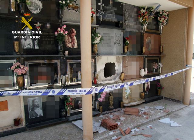 La Guardia Civil detiene a un presidiario por la sustracción de una urna funeraria - 2, Foto 2