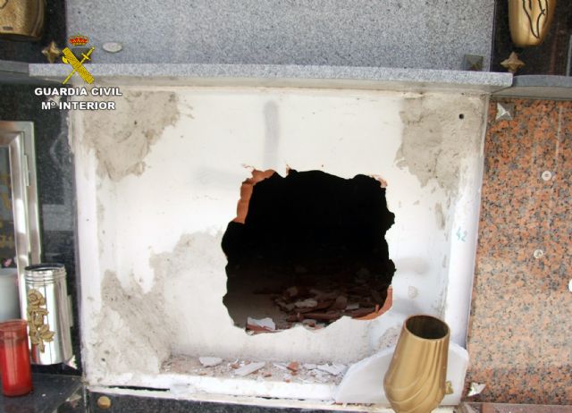 La Guardia Civil detiene a un presidiario por la sustracción de una urna funeraria - 3, Foto 3