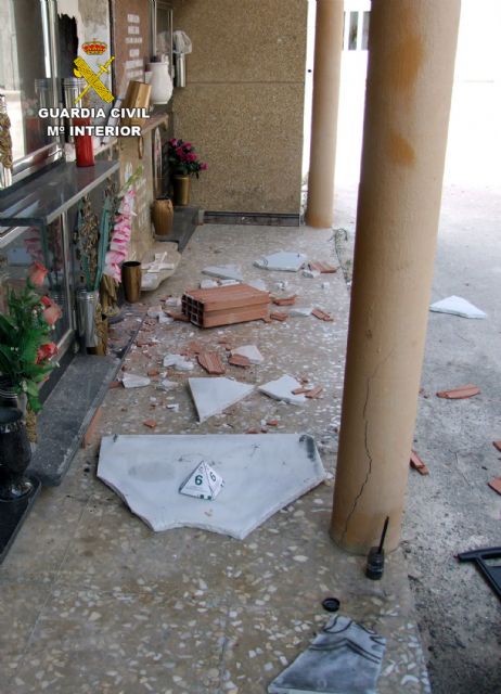 La Guardia Civil detiene a un presidiario por la sustracción de una urna funeraria - 4, Foto 4