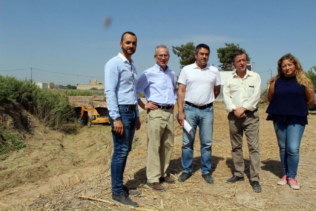 Visitan las actuaciones de limpieza en la rambla de Las Zorreras, junto al Acueducto de Los Arcos - 1, Foto 1
