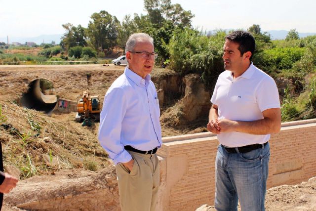 Visitan las actuaciones de limpieza en la rambla de Las Zorreras, junto al Acueducto de Los Arcos - 3, Foto 3