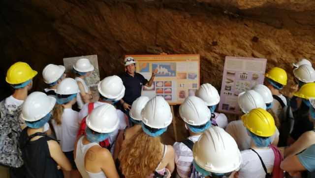 Una veintena de jóvenes voluntarios se adentran en Cueva Victoria - 1, Foto 1