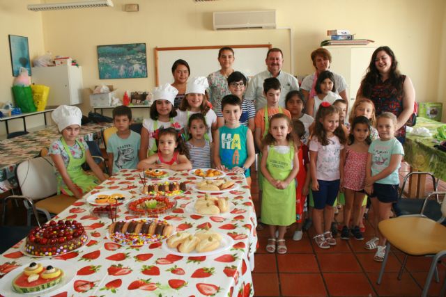 Unos 60 niños y niñas participan este mes en el Taller de Cocina Creativa y Divertida, que promueve la Asociación de Ocio y Tiempo Libre 