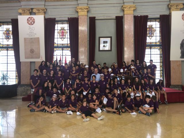 Más de 50 niños que participan en las Jornadas de formación en hemofilia visitan el Ayuntamiento de Murcia - 1, Foto 1