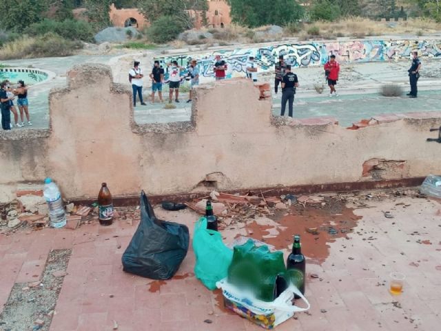 La Policía Local de Lorca disuelve pequeños grupos de personas que hacían botellón en lugares habituales como las instalaciones abandonadas de La Quinta o las cocinas de La Viña - 1, Foto 1