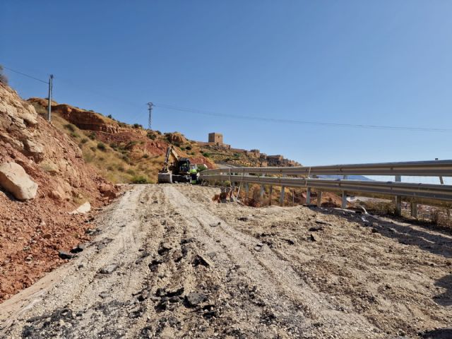 El alcalde de Lorca visita el inicio de los trabajos de estabilización del talud de la ladera del Castillo y la reconstrucción de la carretera dañada por las lluvias - 1, Foto 1