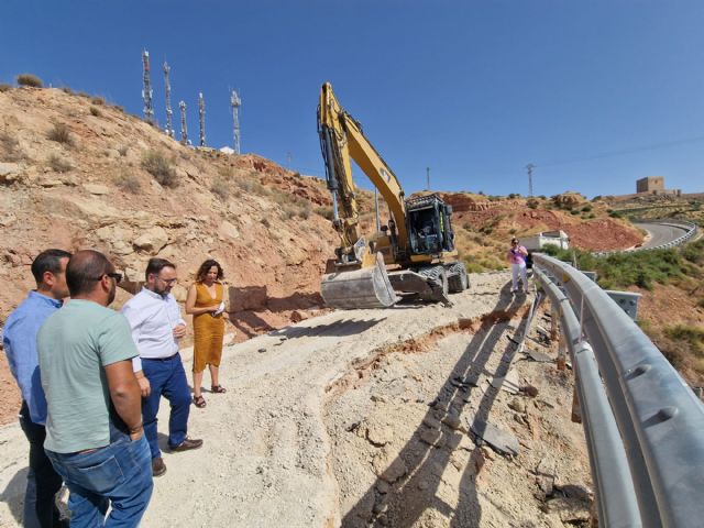 El alcalde de Lorca visita el inicio de los trabajos de estabilización del talud de la ladera del Castillo y la reconstrucción de la carretera dañada por las lluvias - 2, Foto 2