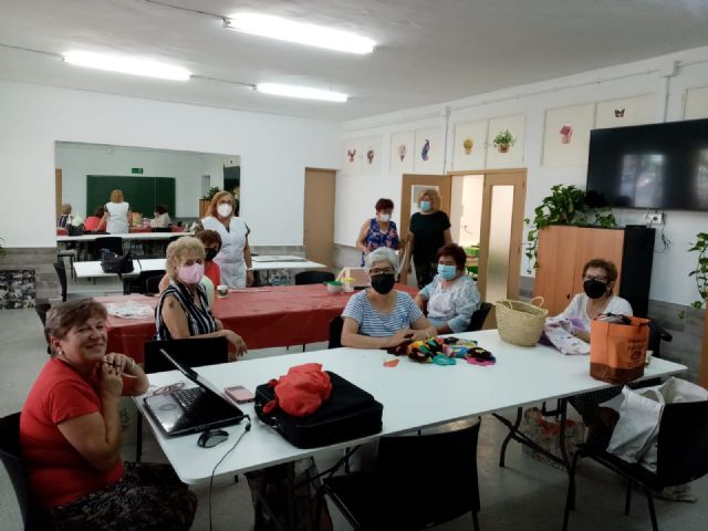 Cerca de 1.000 mujeres participan en las actividades realizadas en las asociaciones de mujeres de los barrios y las pedanías entre los meses de abril a junio - 2, Foto 2