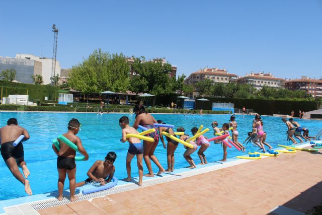 Los cursos de natación de la Concejalía de Deportes agrupan a cerca de 400 alumnos - 1, Foto 1
