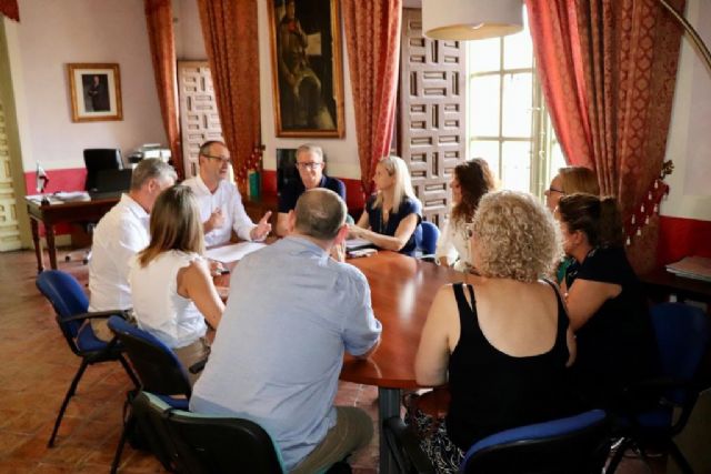 El consejero en funciones de Educación, Víctor Marín, se reúne con los directores de los colegios de Cehegín para conocer sus necesidades - 1, Foto 1