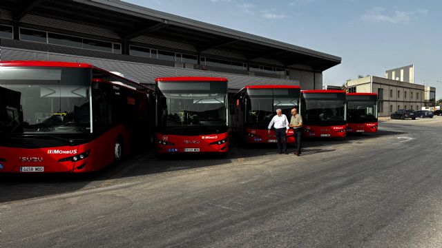 La incorporaci�n de 36 veh�culos reduce cuatro a&ntilde;os la edad media de la flota mientras avanza la licitaci�n del nuevo modelo de transporte
