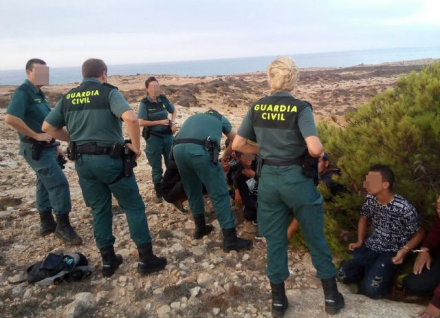La Guardia Civil detecta e intercepta a 30 inmigrantes que llegaron a la costa murciana en tres pateras - 2, Foto 2