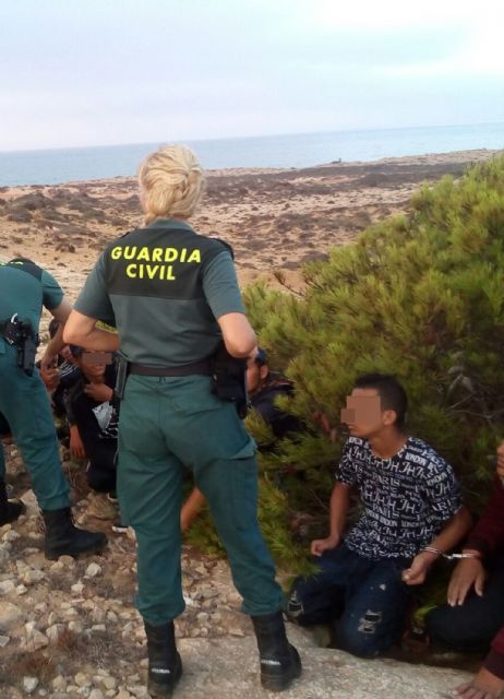 La Guardia Civil detecta e intercepta a 30 inmigrantes que llegaron a la costa murciana en tres pateras - 3, Foto 3