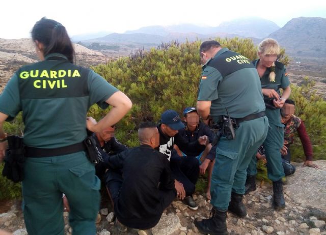 La Guardia Civil detecta e intercepta a 30 inmigrantes que llegaron a la costa murciana en tres pateras - 4, Foto 4