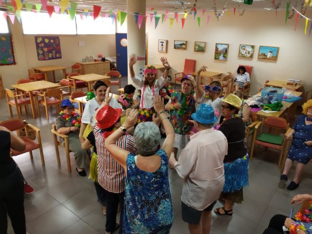 Los mayores del centro de estancias diurnas ´Pedro Hernández Caballero´ celebran sus fiestas - 2, Foto 2