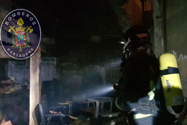 Bomberos Cartagena sofocan un incendio en un local abandonado de Santa Lucía - 1, Foto 1