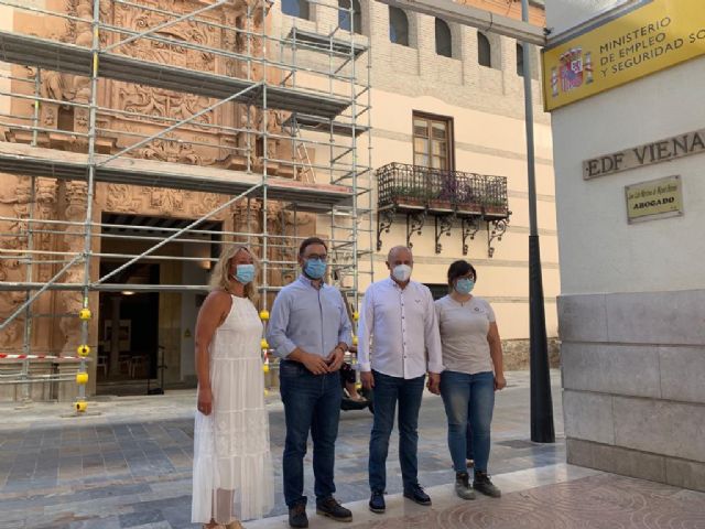 Los trabajos de restauración de la fachada del Palacio de Guevara entran en su recta final con la retirada del andamio de la parte frontal del inmueble - 1, Foto 1