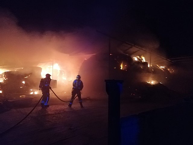 Incendio en una nave que almacenaba paja, en Lorca - 1, Foto 1