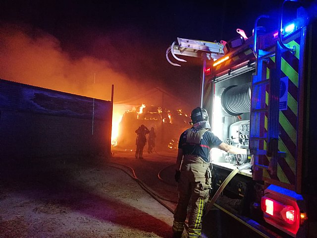 Incendio en una nave que almacenaba paja, en Lorca - 2, Foto 2
