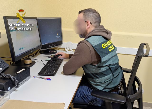 La Guardia Civil detiene en Abarán al vecino de un octogenario por suplantarlo para comprar dos Smartphone - 1, Foto 1