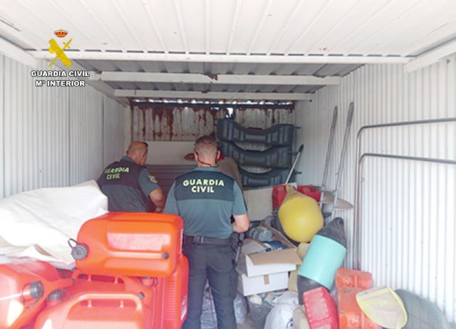 La Guardia Civil se incauta de m�s de mil litros de gasolina almacenados irregularmente por una empresa dedicada al alquiler de embarcaciones y motos acu�ticas, Foto 2