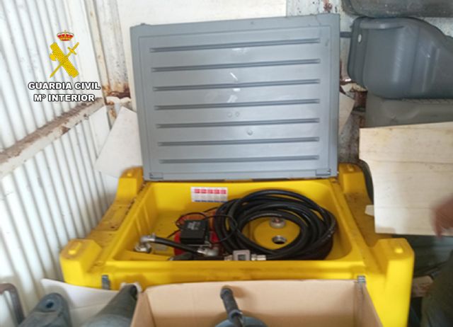 La Guardia Civil se incauta de m�s de mil litros de gasolina almacenados irregularmente por una empresa dedicada al alquiler de embarcaciones y motos acu�ticas, Foto 3