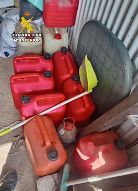 La Guardia Civil se incauta de m�s de mil litros de gasolina almacenados irregularmente por una empresa dedicada al alquiler de embarcaciones y motos acu�ticas, Foto 4