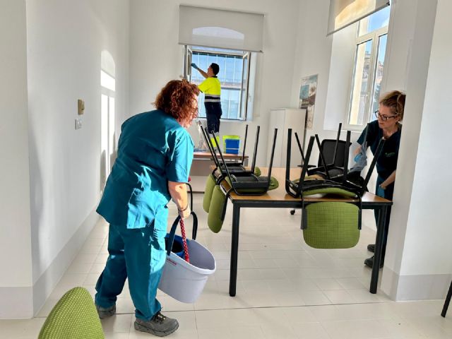 Limusa pone a punto colegios y dependencias municipales para el inicio del curso con un dispositivo de limpieza integral en interiores que supera las 13.500 horas - 3, Foto 3