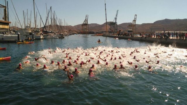 Alberto Martínez y Diana Mulero ganadores de la Travesía a nado por el Puerto de Cartagena - 1, Foto 1