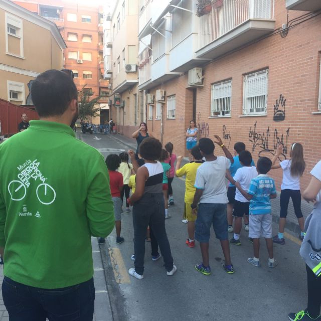 Alumnos del CEIP El Carmen se divierten en una calle sin coches - 1, Foto 1