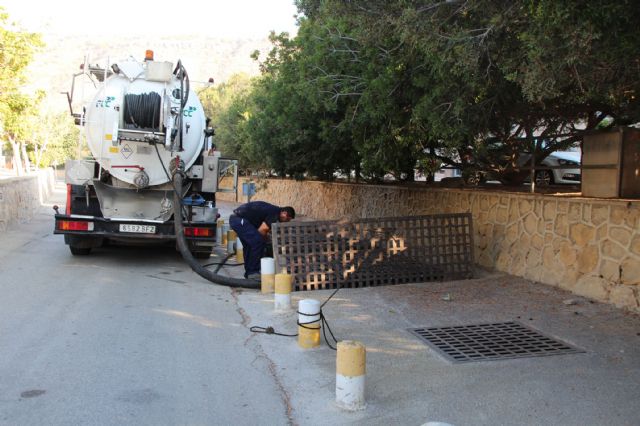 El Ayuntamiento limpia diversas zonas inundables ante la gota fra, Foto 1