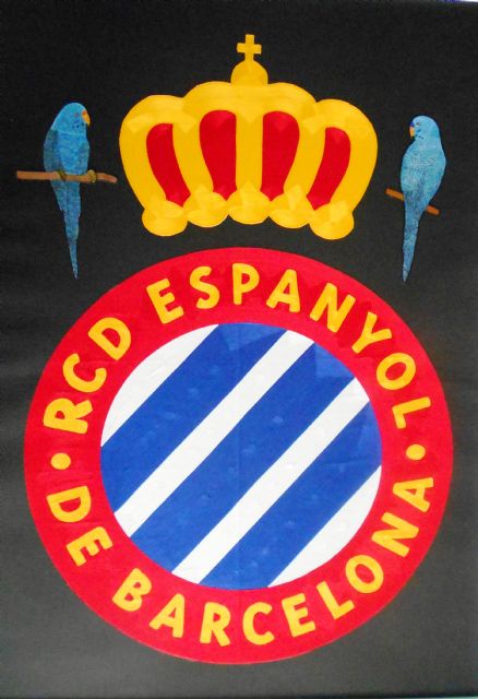 Dos reclusos  elaboran artesanalmente en hilo el escudo del r.c.d. espanyol - 1, Foto 1