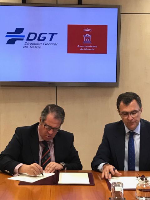 El Ayuntamiento y la DGT firman el acuerdo de coordinación en materia de seguridad vial para las carreteras del término municipal de Murcia - 3, Foto 3