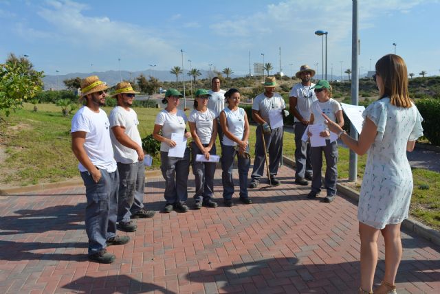 La alcaldesa hace entrega de los contratos del Programa Mixto de Empleo-Formación de Instalación y mantenimiento de jardines y zonas verdes - 1, Foto 1