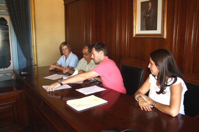 El Ayuntamiento entrega una subvención al Hogar de Personas Mayores y firma un convenio de cesión de uso de sus locales - 1, Foto 1
