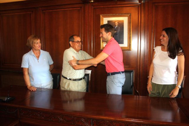 El Ayuntamiento entrega una subvención al Hogar de Personas Mayores y firma un convenio de cesión de uso de sus locales - 2, Foto 2