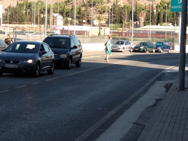 El PSOE exige pasos para peatones que se juegan la vida al cruzar la antigua carretera de Alicante que es travesía en El Esparragal - 1, Foto 1