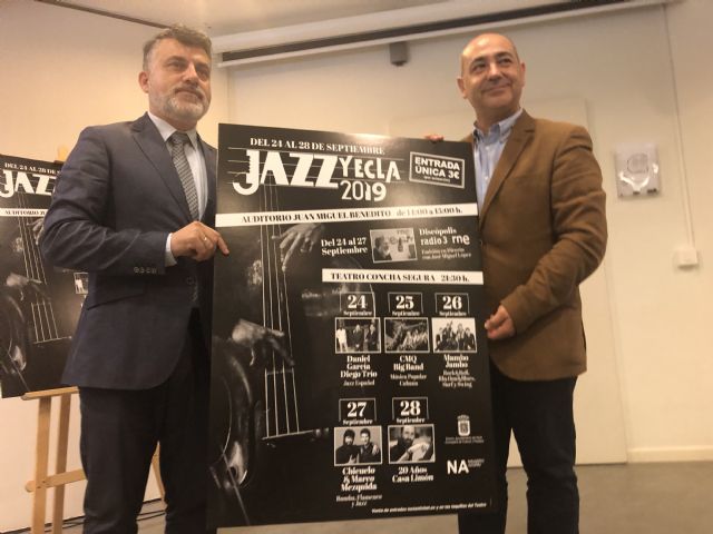 Javier Limón, junto a un grupo de músicos de su discográfica, plato fuerte del Yecla Jazz 2019 - 1, Foto 1