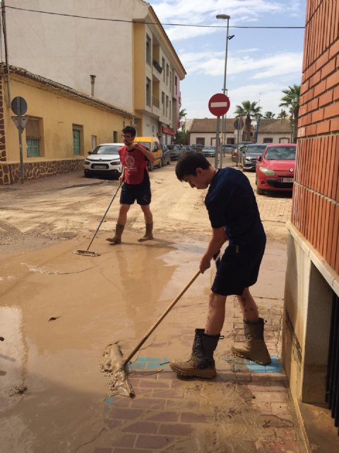 Cientos de voluntarios se suman al llamamiento de ayuda en Los Alcázares - 3, Foto 3